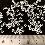 Mellemled små diamantformede perler
